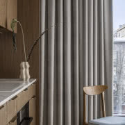 Fornirowany kubik z jednej strony
eksponuje...