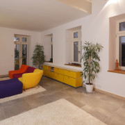 Ściany łazienki są wyłożone nie płytkami, ale...