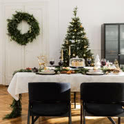 Dekoracja stołu świątecznego ze złotymi sztućcami