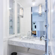 Na pierwszym planie osprzęt elektryczny Berker...