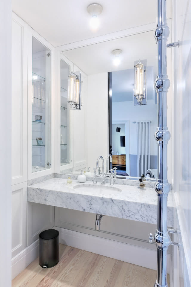 Częścią sypialni jest aneks z umywalką. To także element składowy szaf z drzwiami w formie ram o klasycznym rysunku