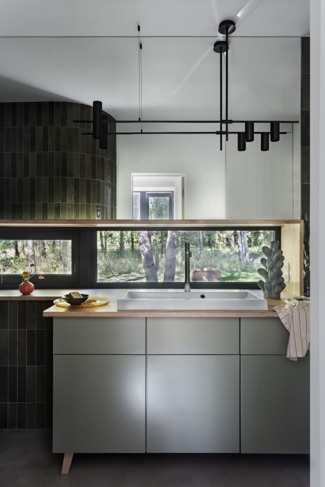 szara łazienka w sypialni