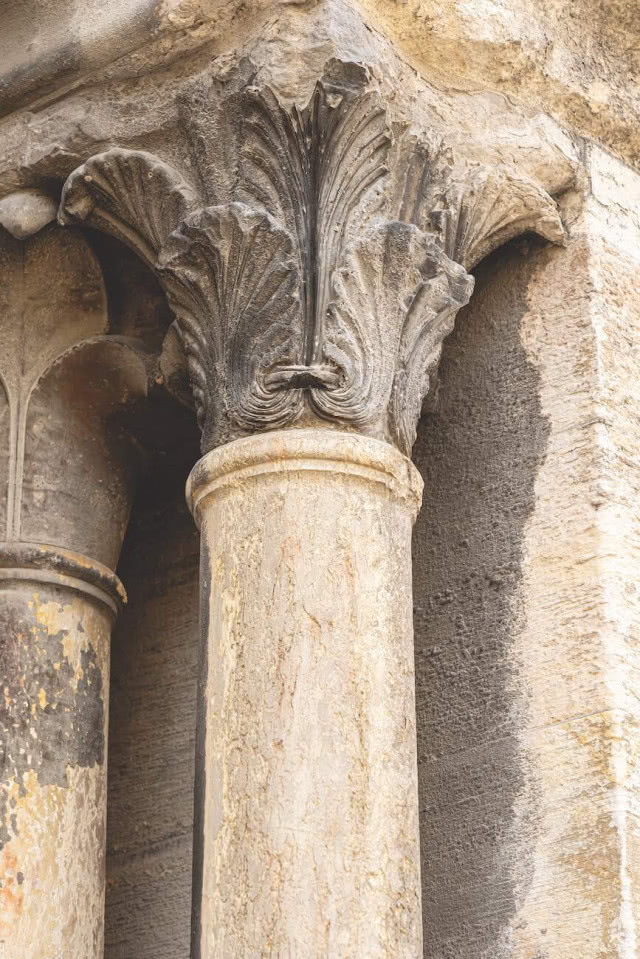 kolumna koryncka akant