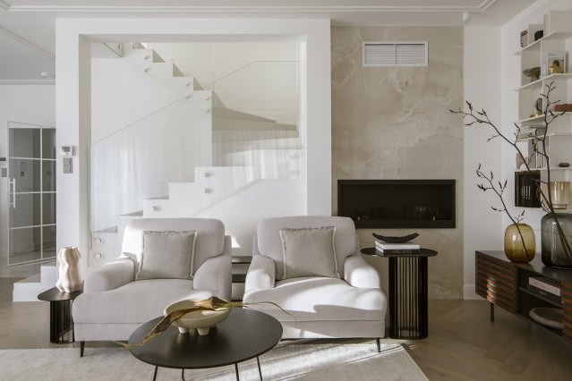 beżowa sofa w salonie