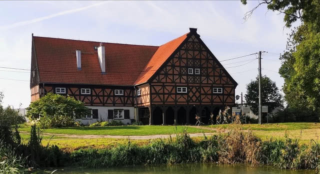 dom podcieniowy nad rzeką