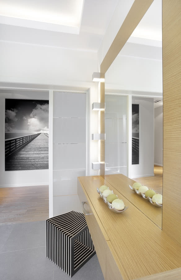 Siedzisko przy konsoli w przedpokoju to Falon...