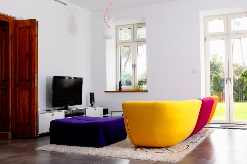 Śnieżna biel ścian i dywanu podkreśla barwne...