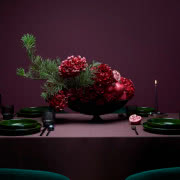 Dekoracja stołu świątecznego ze złotymi sztućcami