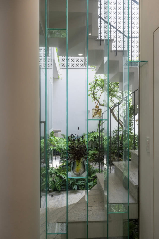 klatka schodowa z windą i schodami