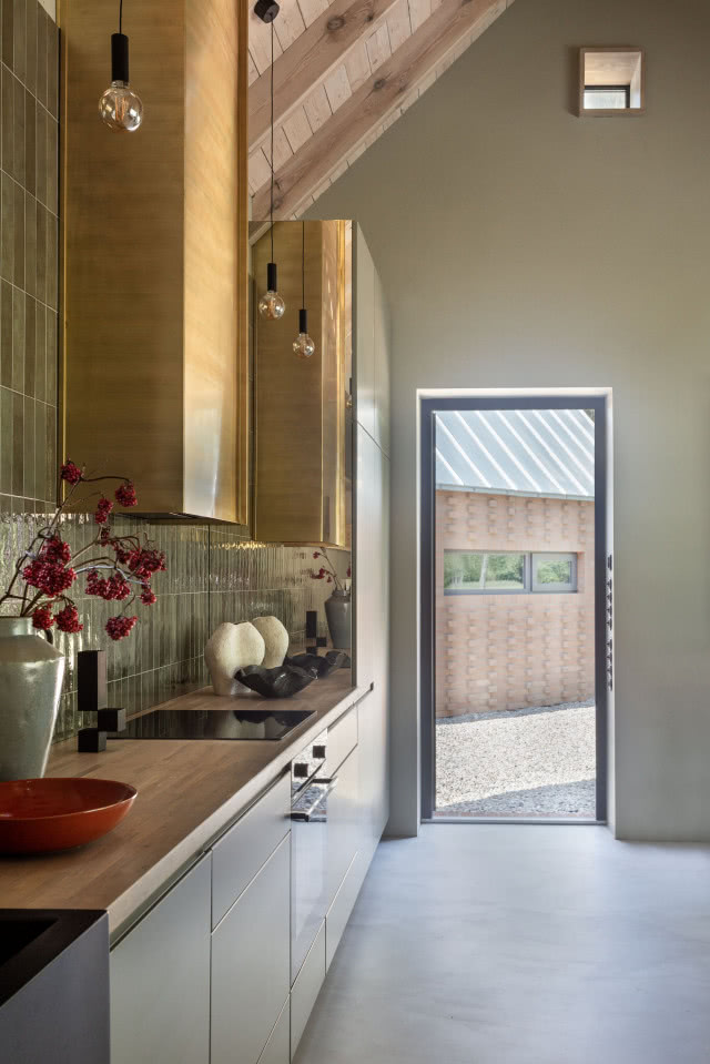 widok na drzwi z kuchni