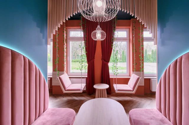 widok na huśtawki, róż i czerwień