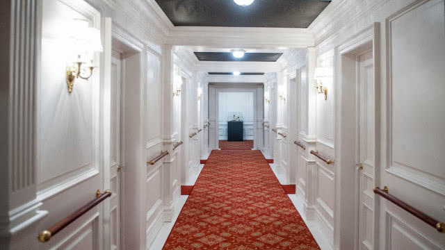 korytarz z czerwonym dywanem