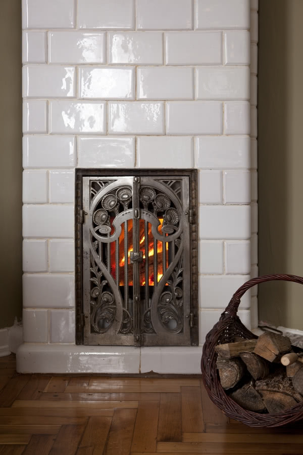 Piec kaflowy przerobiony na kominek