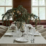 Dekoracja stołu świątecznego ze złotymi sztućcami