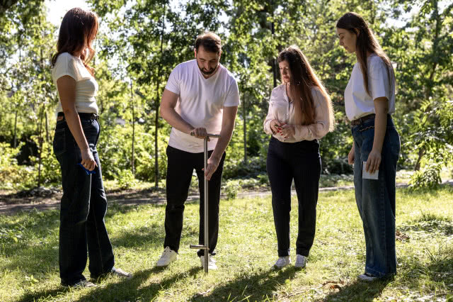 Zespół AgroSysIT pobiera próbkę gleby do analizy podczas terenowych testów przenośnego urządzenia.