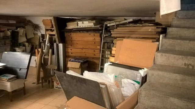 niskie pomieszczenie wypełnione dokumentami