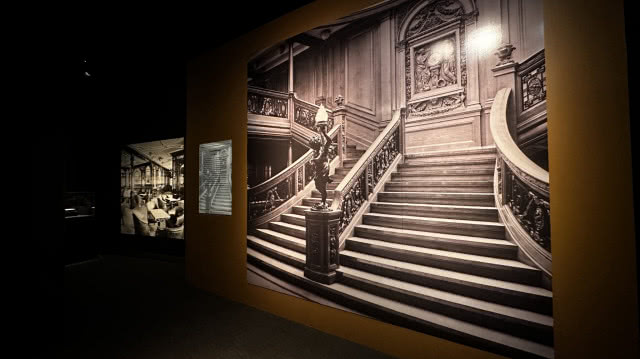 czarno-białe zdjęcie schodów