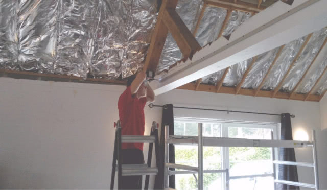 Montaż sufitu napinanego - przygotowanie szyn podtrzymujących sufit