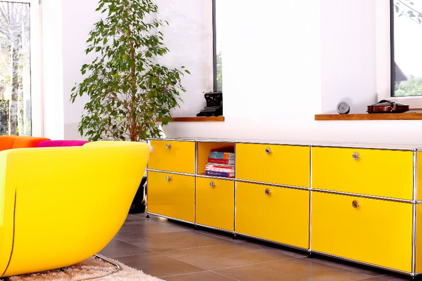Żółty moduł kanapy (Softline) i szafki USM...