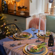 Dekoracja stołu świątecznego ze złotymi sztućcami