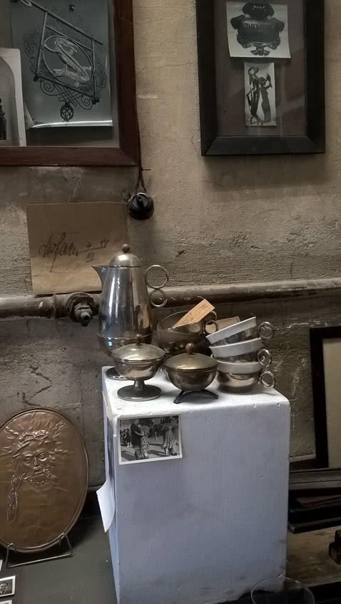 metalowe naczynia i medalion