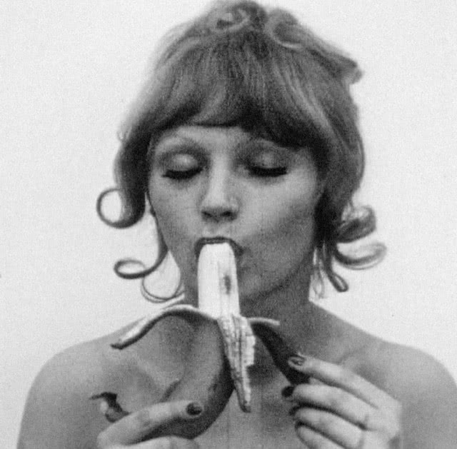 obraz kobiety jedzącej banana