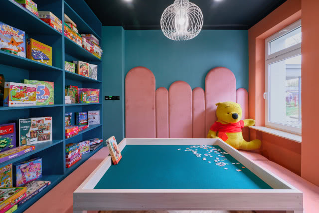 kącik dla dzieci z dużym pluszakiem misiem puchatkiem