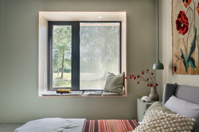 sypialnia, łóżko stoi bokiem, na wprost okno