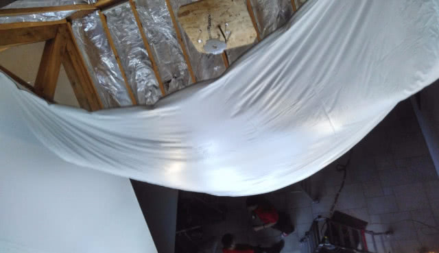 Rozłożenie membrany pod montaż sufitu napinanego