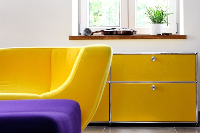 Optymistyczne kolory - żółte szafki i kanapa, a...