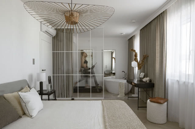 sypialnia ze złotą lampą