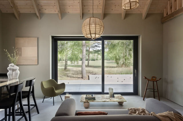 salon z dużymi przesuwnymi oknami na taras