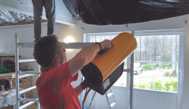 Podgrzewanie materiału w trakcie montażu sufitu podwieszanego