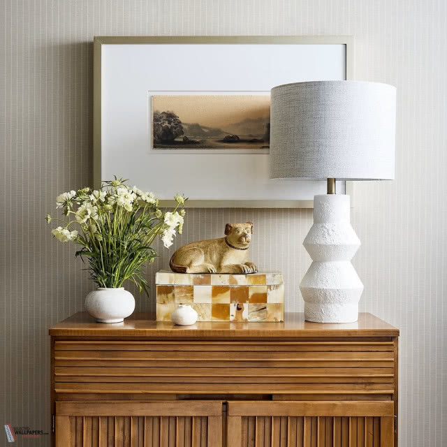 komoda, tapeta w drobne pasy