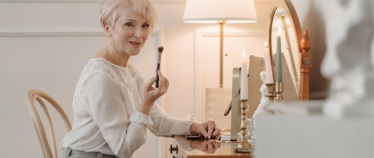Kącik beauty w sypialni. Jak urządzić go praktycznie i z klasą?