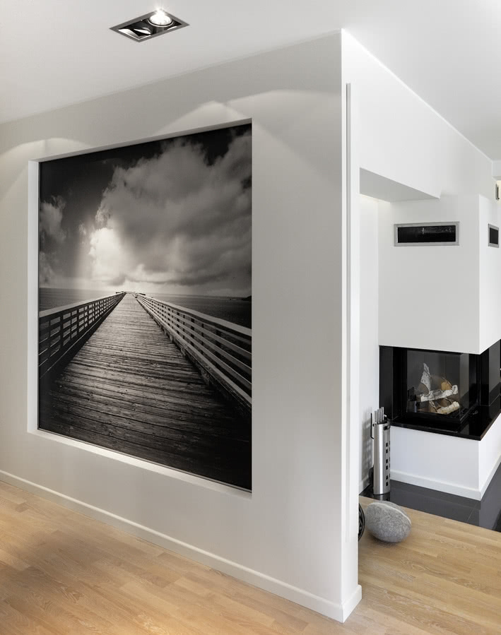 Fotografia na ścianie prezentuje sie jeszcze...