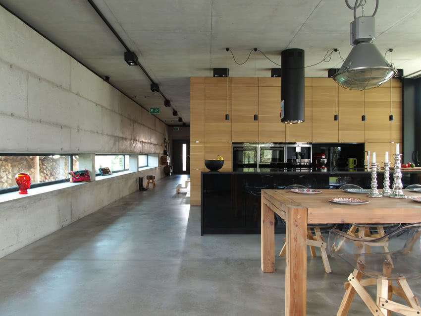 W betonowej podłodze zamontowano ogrzewanie....