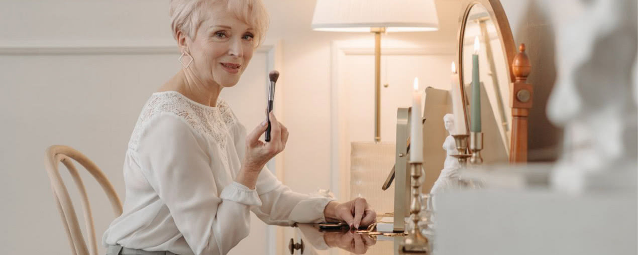 Kącik beauty w sypialni. Jak urządzić go praktycznie i z klasą?