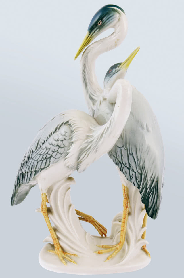 Para czapli, Niemcy, Volkstedt,
fabryka porcelany Karla Ensa, 1 poł. XX w., porcelana, farby naszkliwne, wys. 32 cm, fot. z archiwum D.A. Rempex