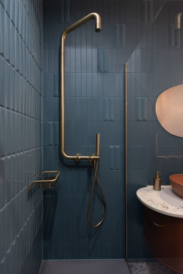 prysznic w kawalerce niebieskie płytki