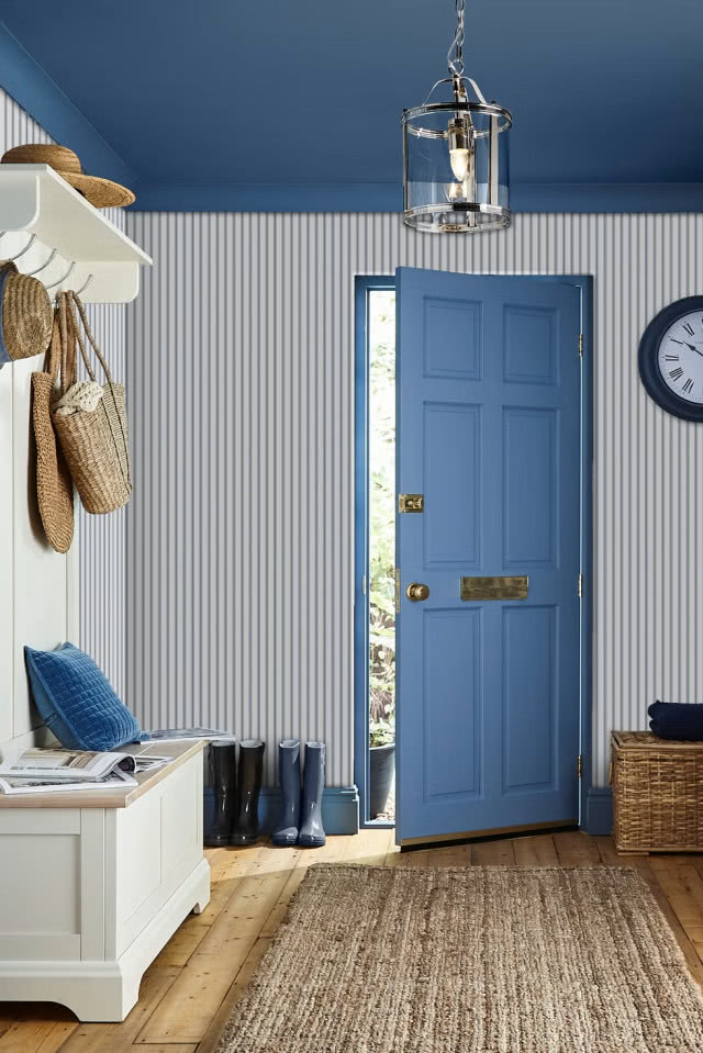 hol niebieskie drzwi, tapeta w wąskie paski