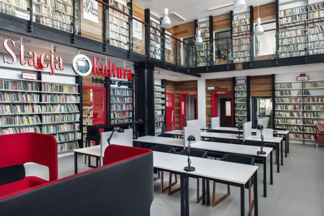 stoliki, widok na górne piętro z regałami