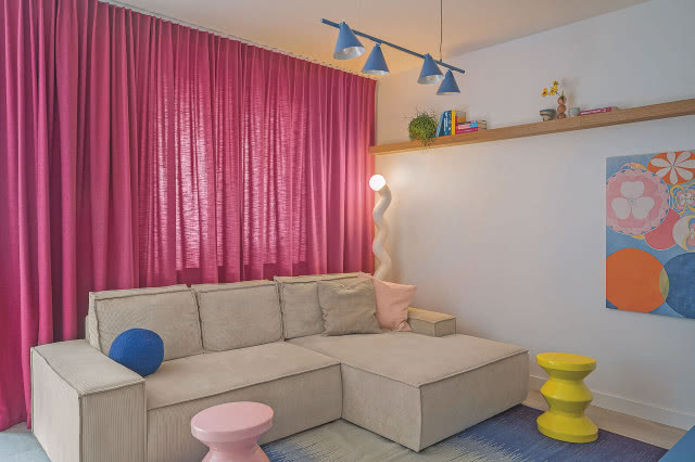 różowe zasłony w salonie