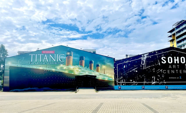 niby fabryka z billboardem przedstawiającym statek