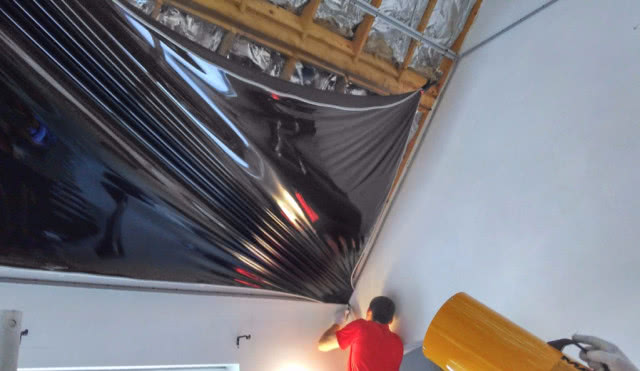 Montaż sufitu napinanego - napięcie membrany