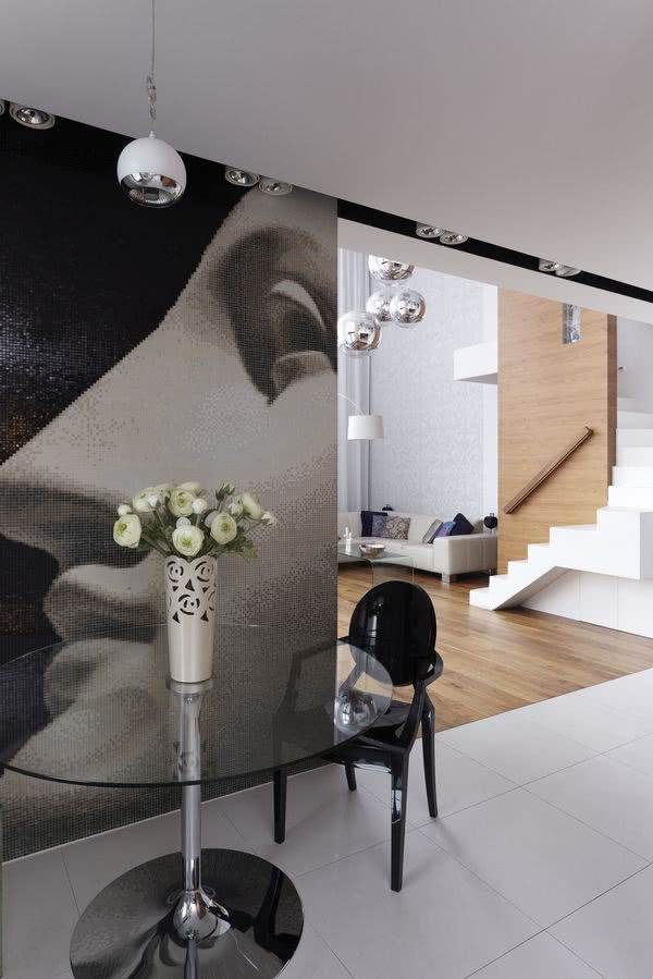 Starannie zaplanowano oświetlenie - ukryte w...