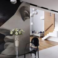 Szklana mozaika i koralowiec - niezwykłe białe ściany w mieszkaniu