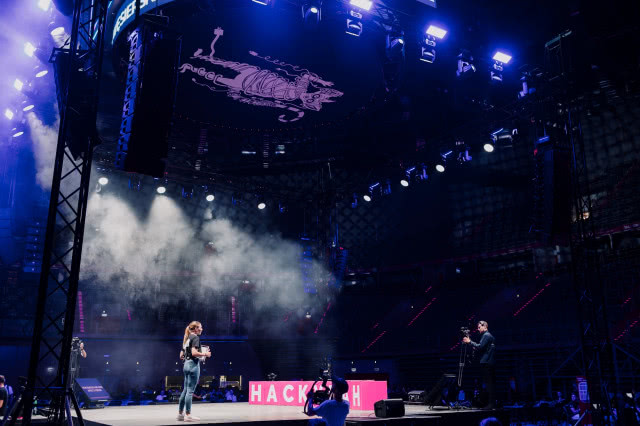 scena, na niej kobieta