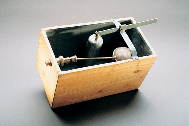 pierwsza drewniano-ołowiana spłuczka do wc