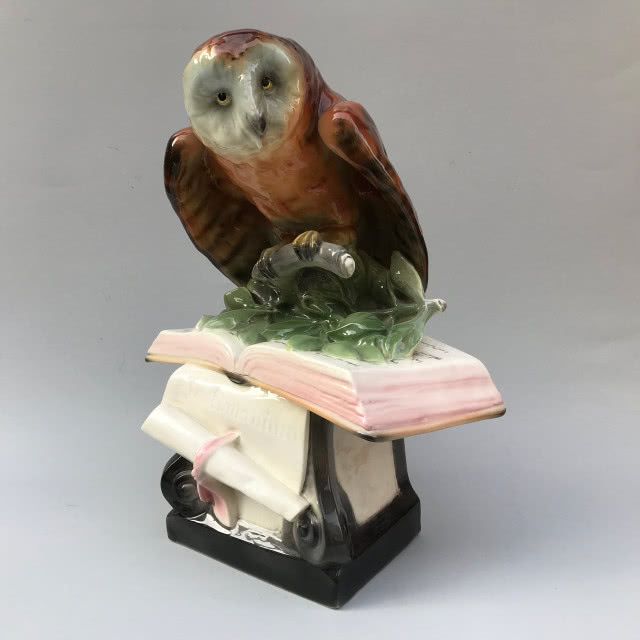 Sowa na książce, Pacyków lata 20. XX w., fajans malowany, Galeria Skowron